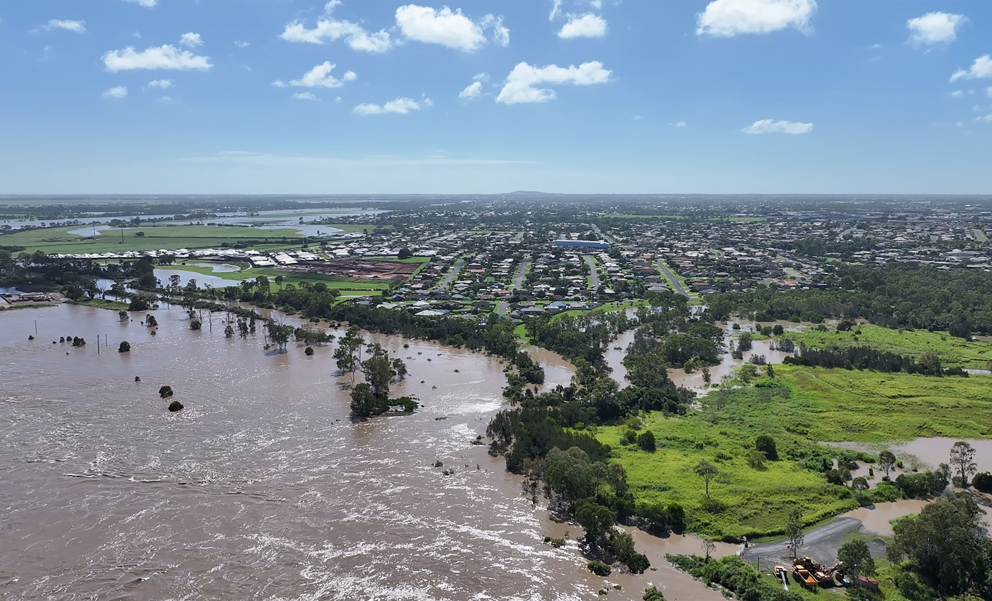 Two Chinese tourists found dead in Queensland flood waters