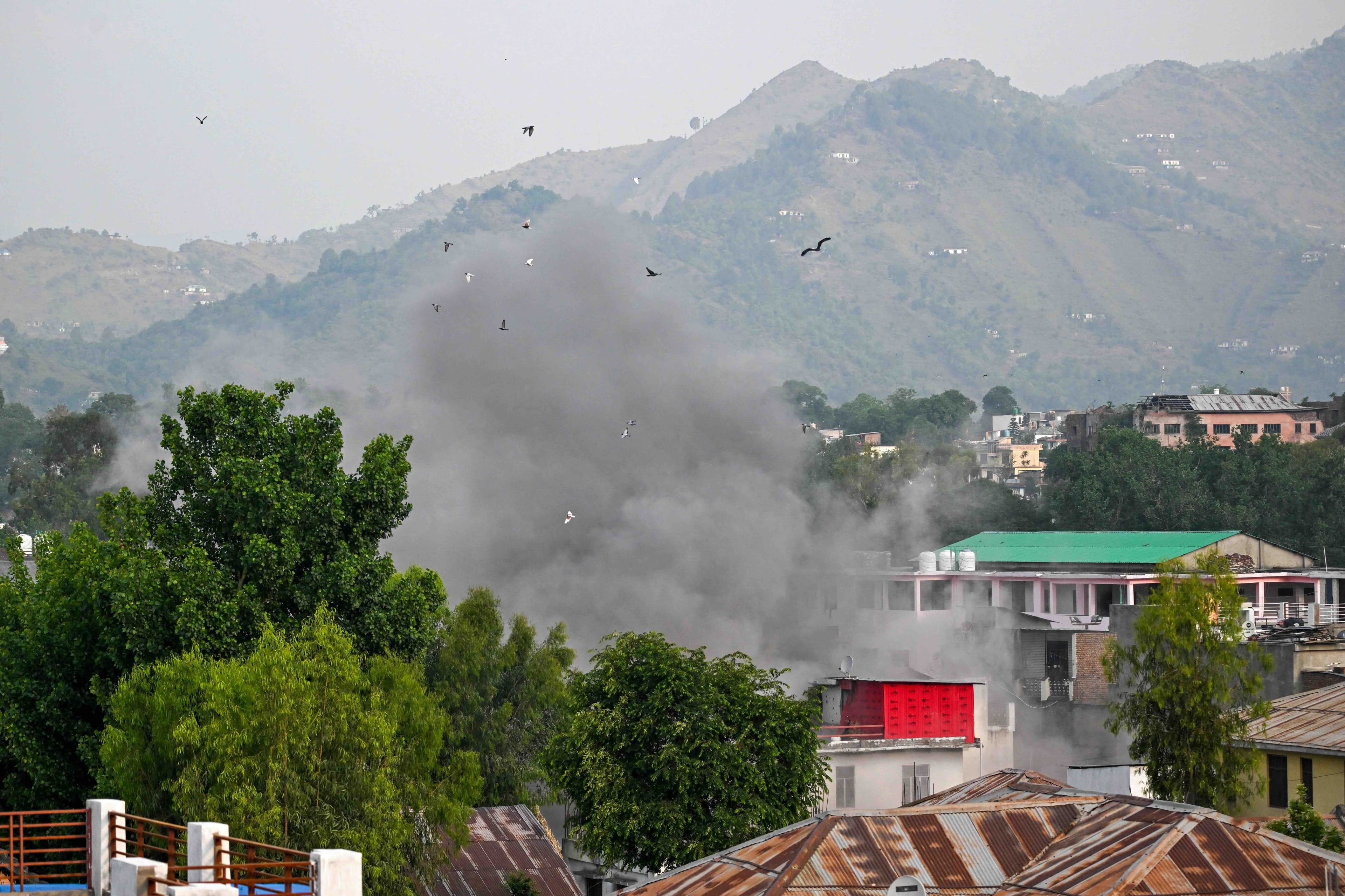 India and Pakistan negotiate a ceasefire, led by U.S.