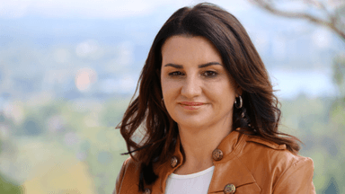 Senator Jacqui Lambie has revealed she struck a secret deal with the Government to resettle 450 refugees in New Zealand